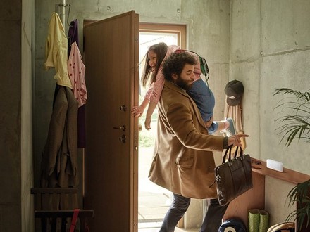 男人帶著架上塔荷馬的開關盒離開家